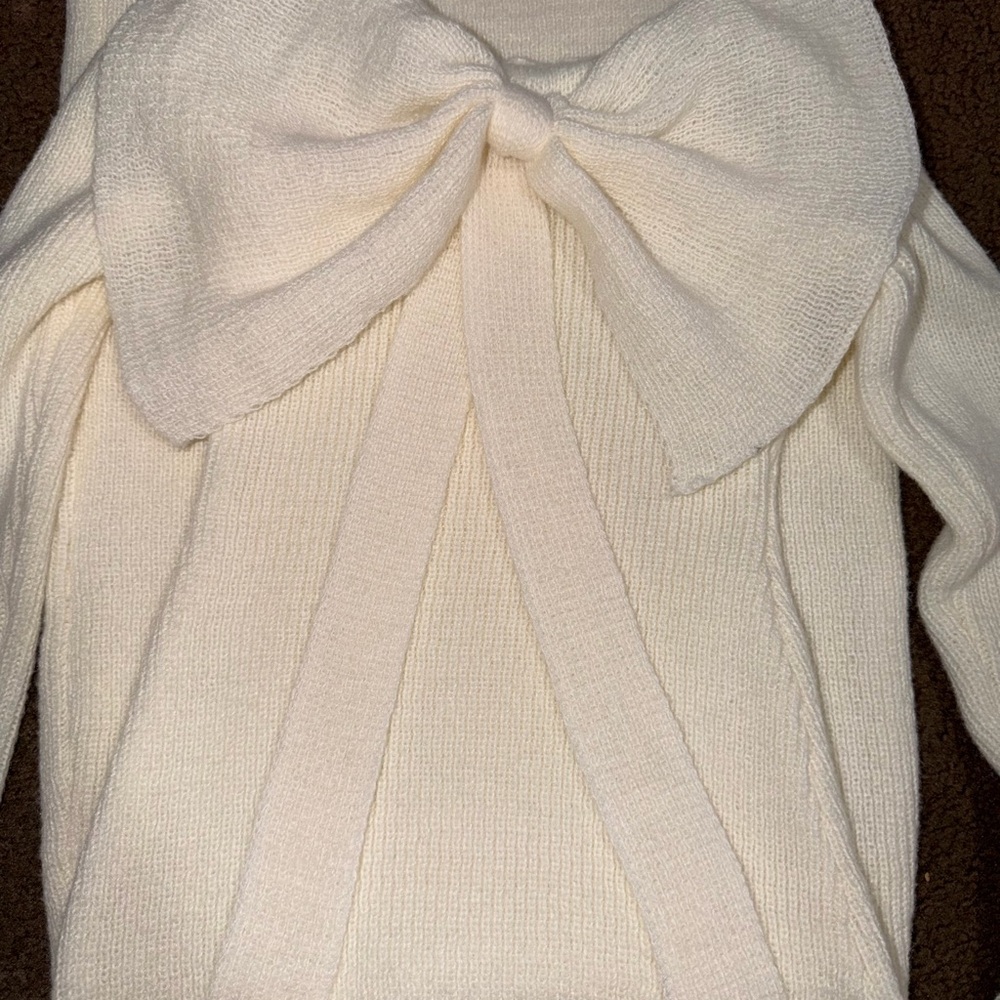 Elegant Cream Sweater with Bow Detail